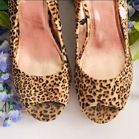Express Velvet/Velour Leopard Peep Toe Wedges (7) - Picture 6 of 12